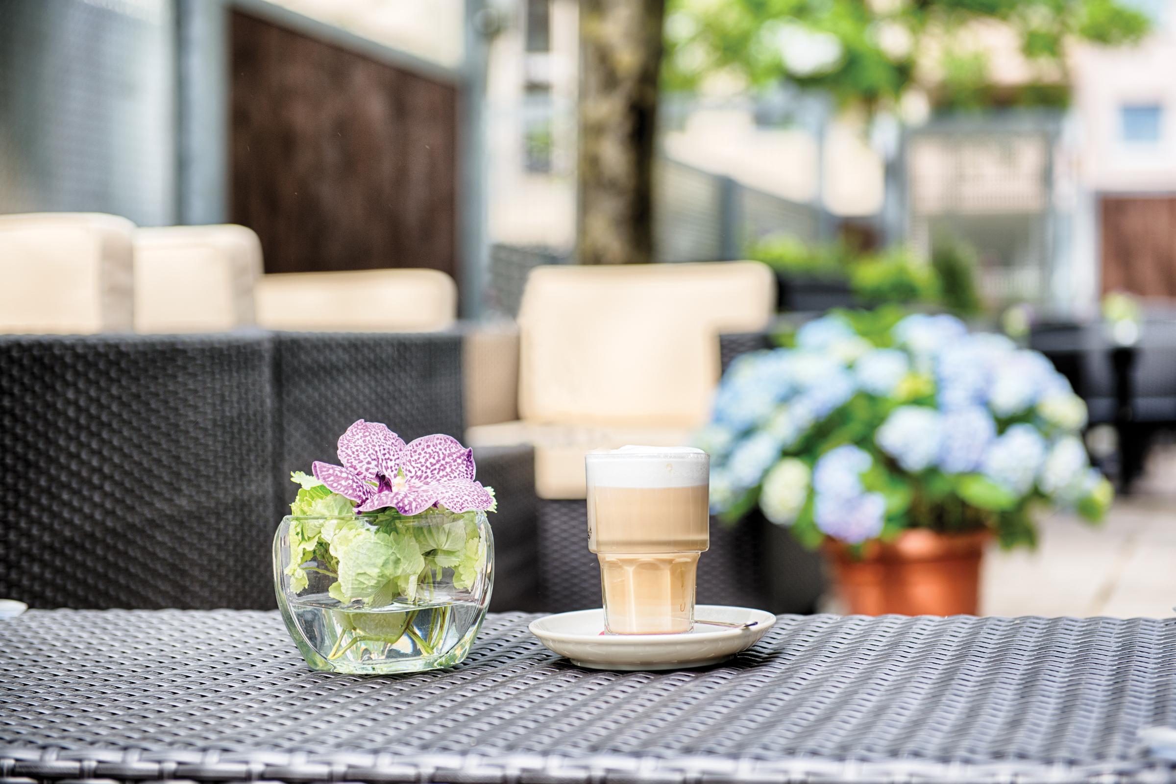 Leonardo Hotel&Residenz Muenchen Esterno foto "I like my coffee with flowers"