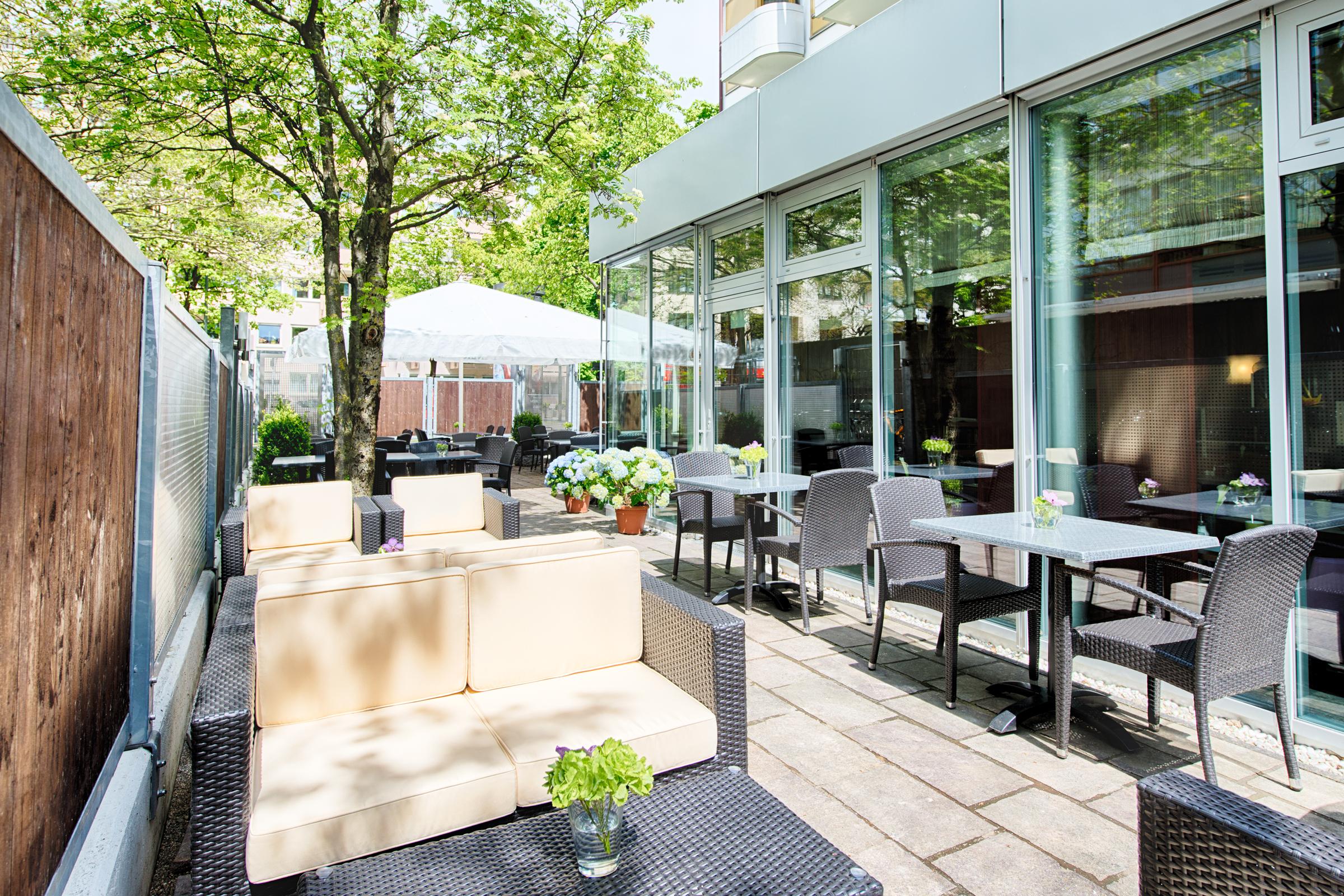Leonardo Hotel&Residenz Muenchen Esterno foto The terrace of the hotel