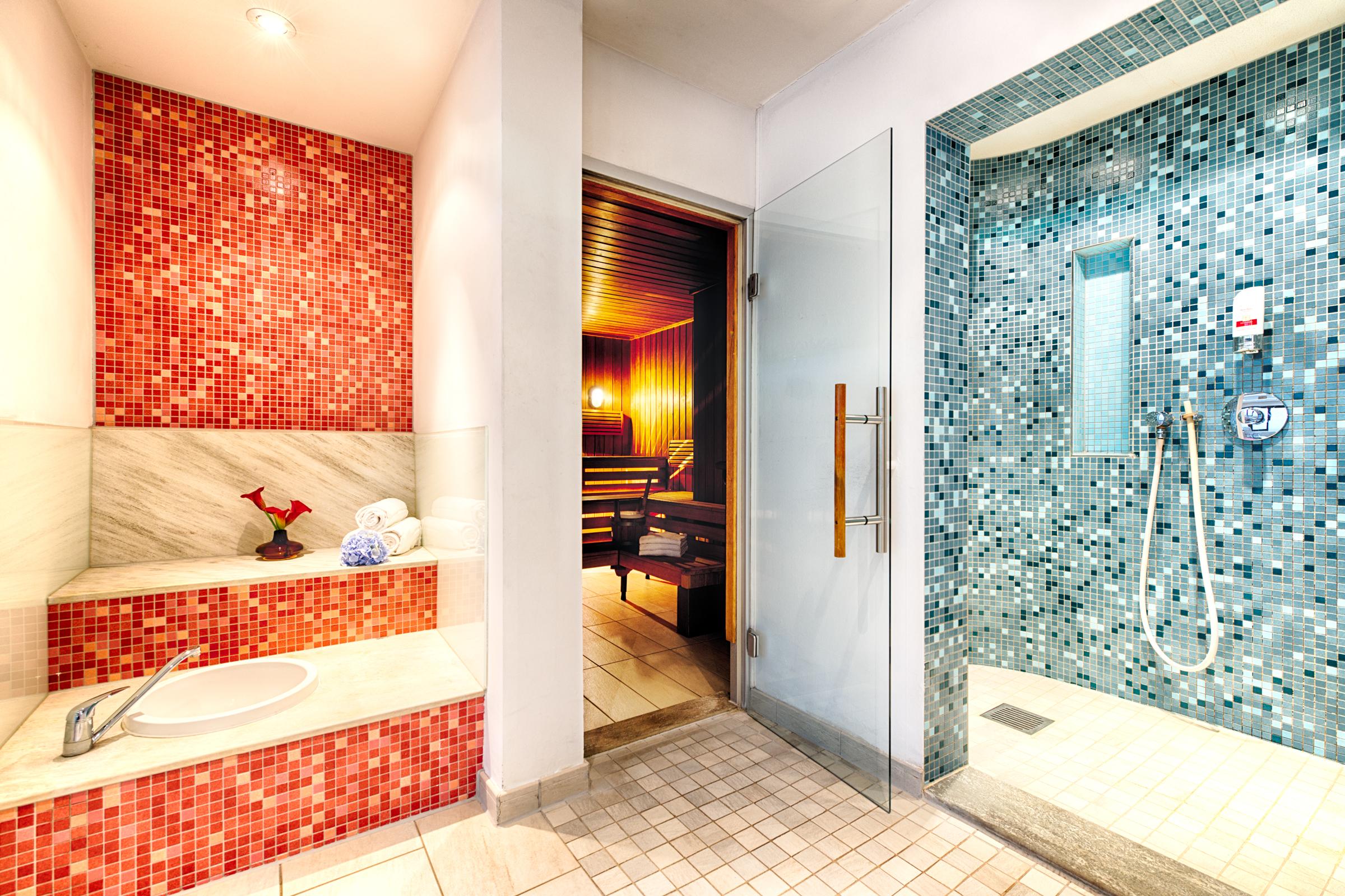 Leonardo Hotel&Residenz Muenchen Esterno foto Bathroom with shower and bathtub