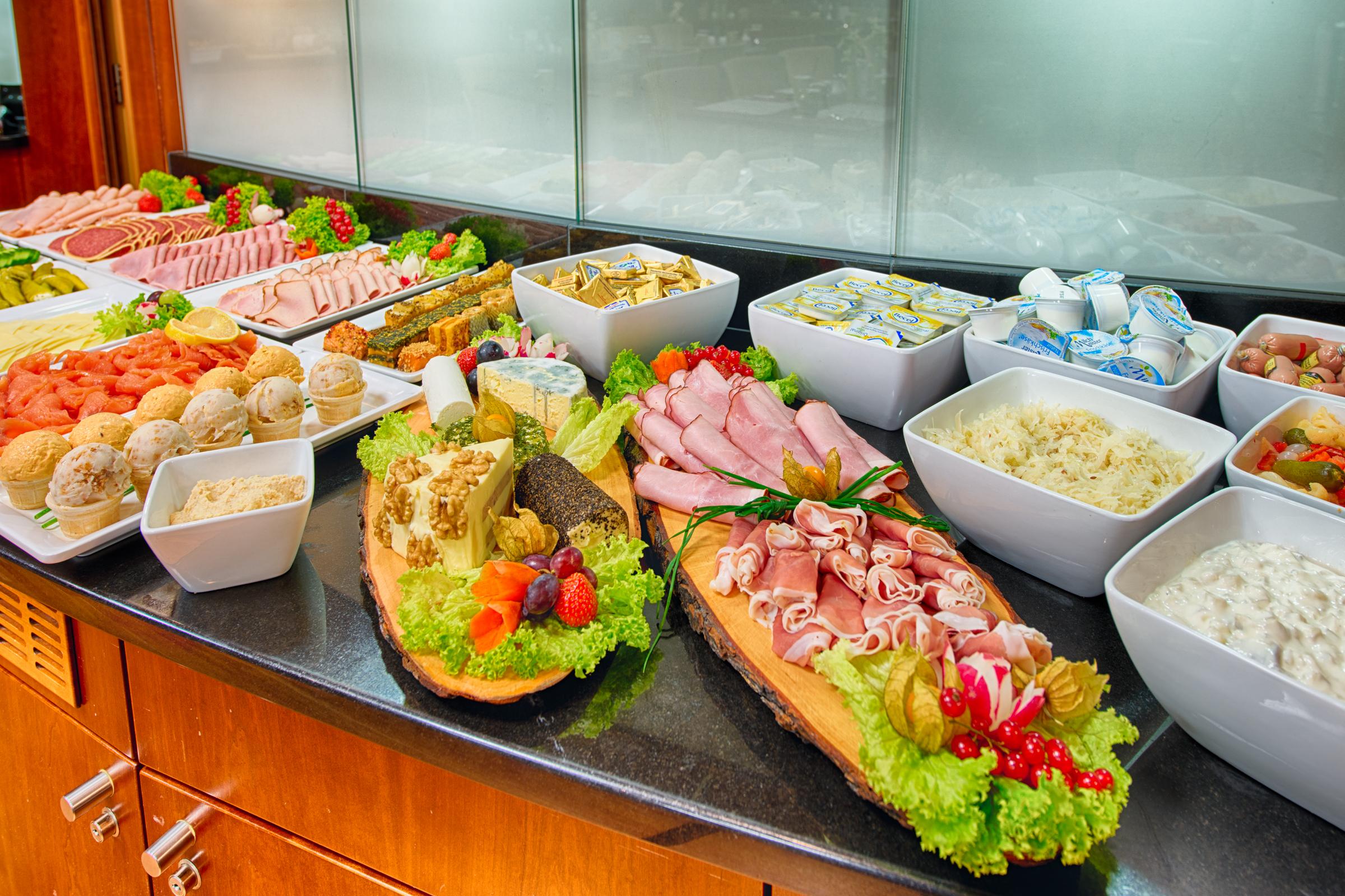 Leonardo Hotel&Residenz Muenchen Esterno foto Breakfast buffet