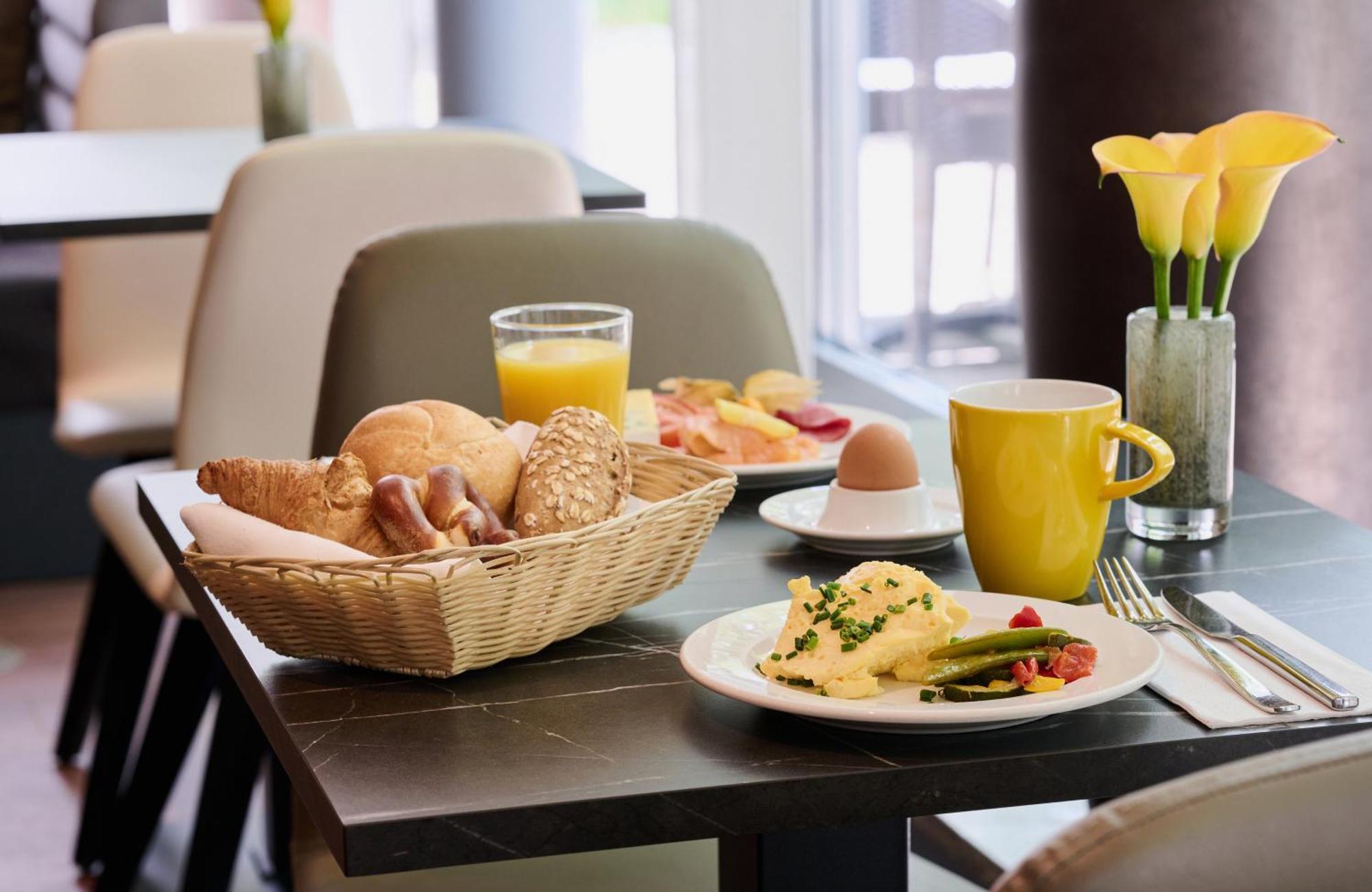 Leonardo Hotel&Residenz Muenchen Esterno foto Breakfast at the hotel