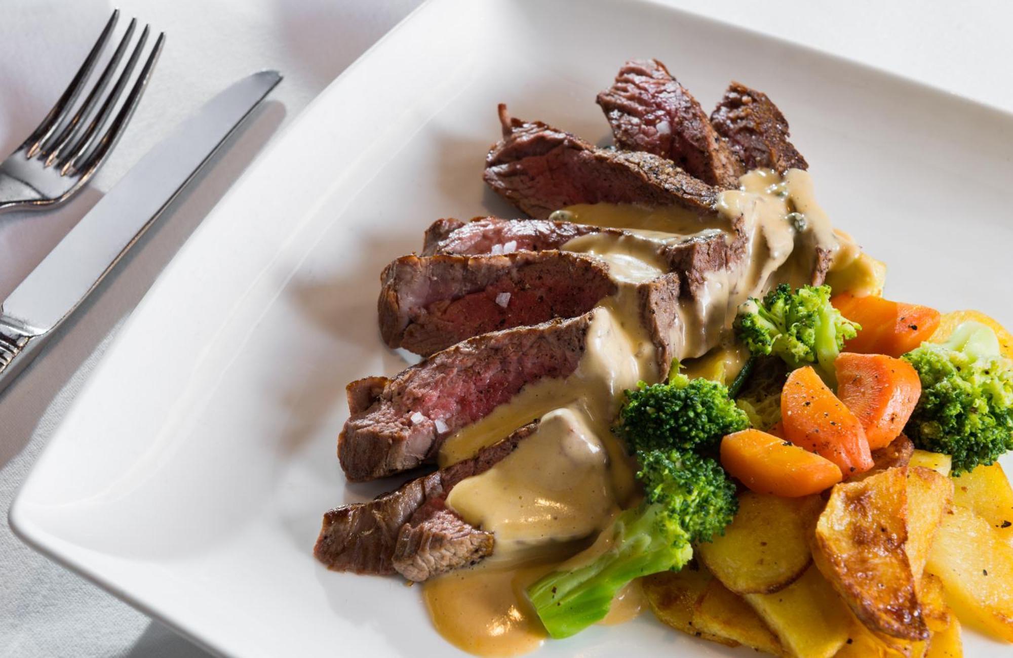 Leonardo Hotel&Residenz Muenchen Esterno foto A plate of steak and potatoes