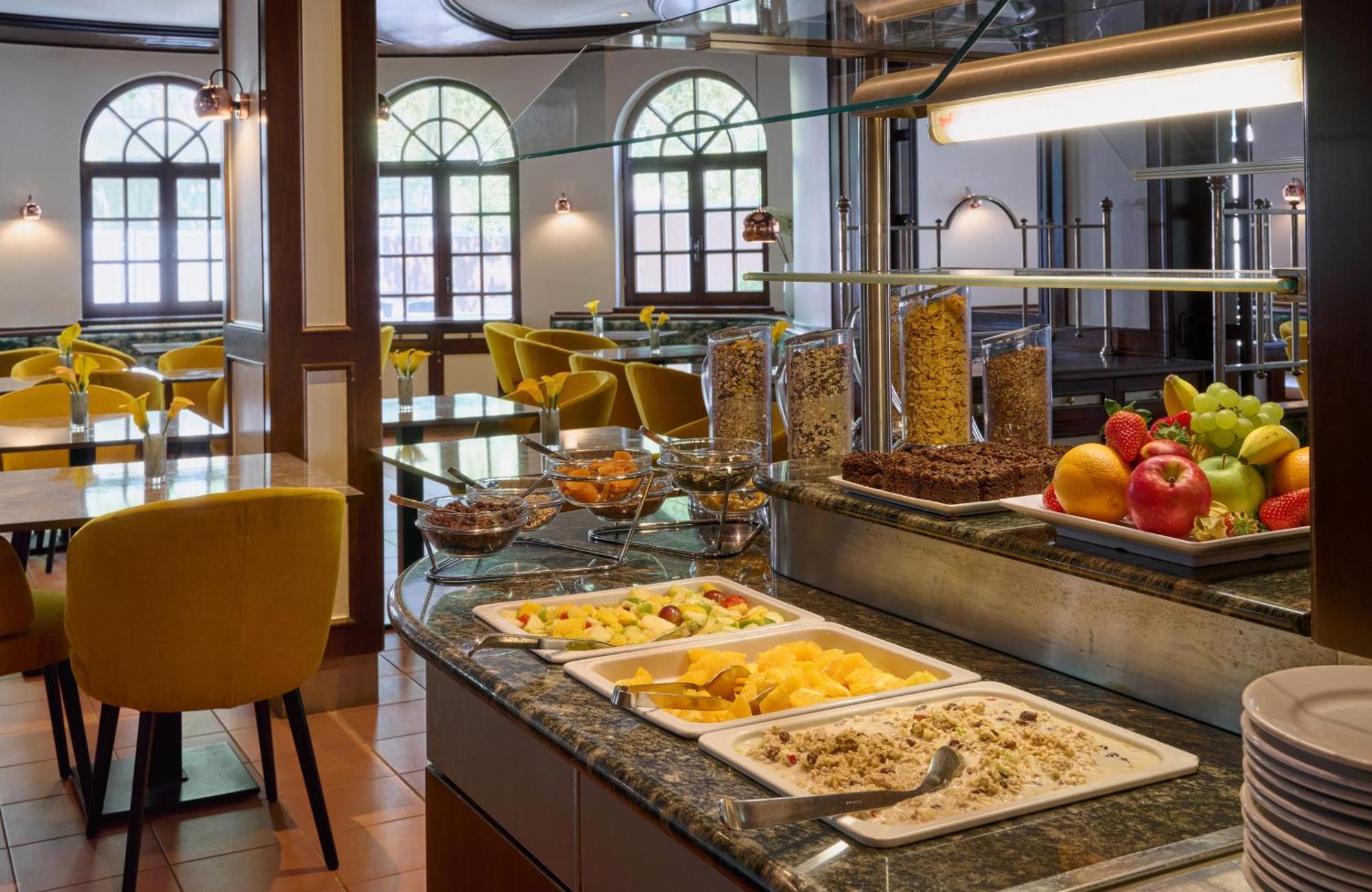 Leonardo Hotel&Residenz Muenchen Esterno foto Breakfast buffet
